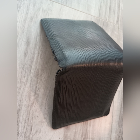 Louis Vuitton Black Epi  Bifold Wallet Men’s - Picture 3 of 10